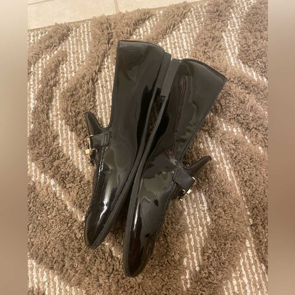 Salvatore Ferragamo Women's Trifoglio Patent Leather Loafer Size 8 fits like a 7 - Picture 2 of 10